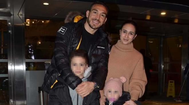 Sosyal medya hesabndan isyan eden eski futbolcu paylamlar herkesi oke etti. Erdin, einin kendisinden para almak iin ocuklarn gstermediini iddia etti.