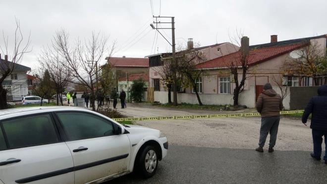 Olay, saat 11.00 sralarnda, Kean ilesi Aa Zaferiye Mahallesi Bulut Sokak'taki 2 katl evde meydana geldi.