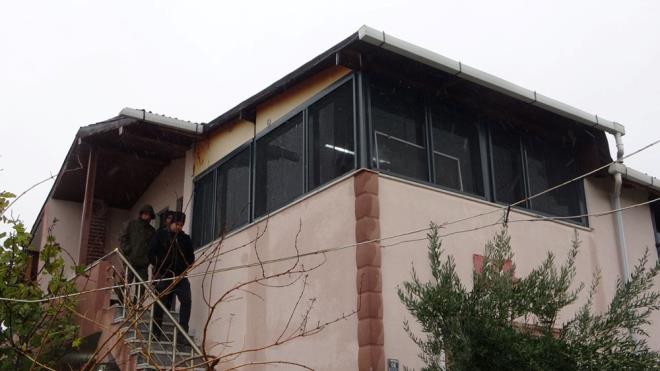 Kpee ta atldn gren evdeki .B. ve U.K. ile dardaki Uygun ve Ayaz arasnda tartma kt. Bu srada .B. ve U.K., av tfei ve tabanca ile Uygun ve Ayaz'a ate at.