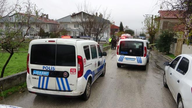 Evin bahesinde bulunan, .B.'ye ait ''Cane Corso'' cinsi kpek, Uygun ve Ayaz'a saldrd. ki arkada kpee ta atp uzaklatrmaya alt.