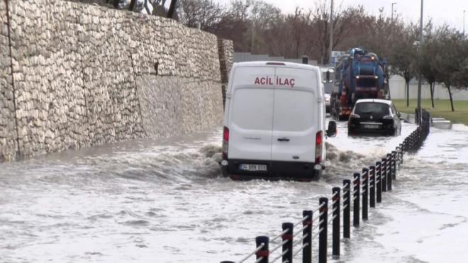 lerlemeye alan bir otomobil ile bir minibs caddede mahsur kald. Baz otomobil srcleri caddeden gemekte zorland; baz srcler ise yolunu deitirdi. SK ekipleri yamur suyunu tahliye etme almas balatt.