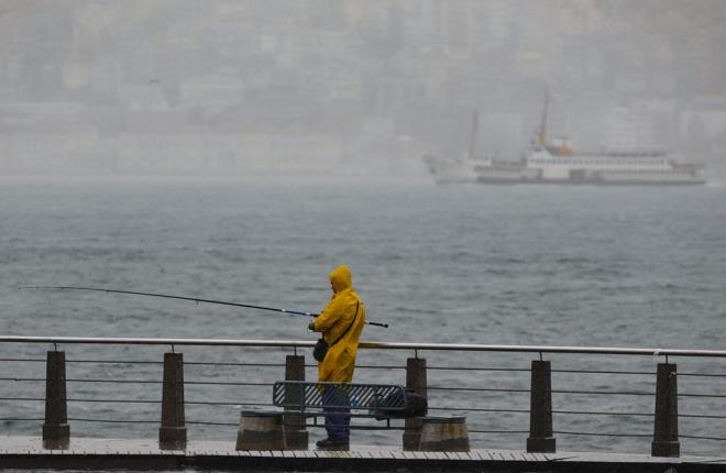 stiklal Caddesi'nde ya nedeniyle zor anlar yaanrken Beikta'ta sahilde balk tutanlar dikkat ekti.