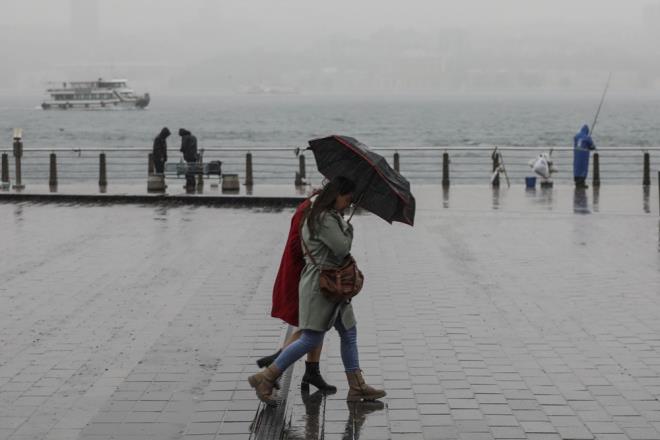 Meteoroloji'nin uyarsnn ardndan stanbul'da kent genelinde yamur ve rzgar etkisini gsteriyor.