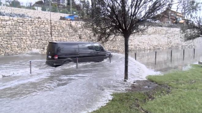stanbul?da yer yer etkili olan saanak ya nedeniyle Bakrky'deki Florya caddesi gle dnd.