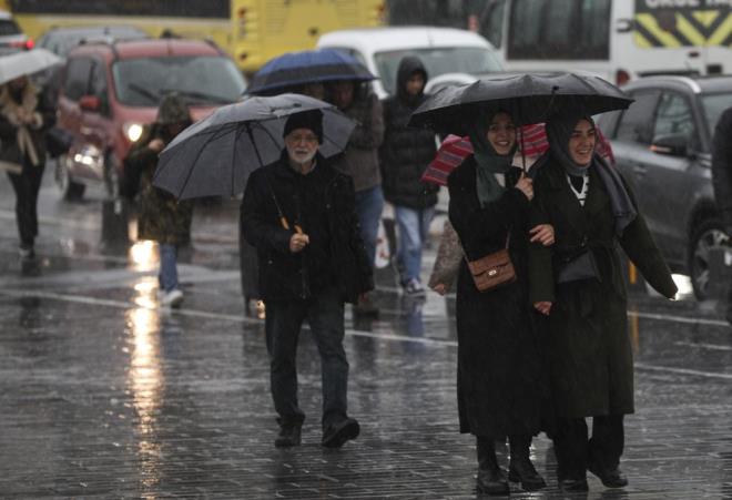 "Yaplan son deerlendirmelere gre; stanbul'da rzgarn, Cumartesi sabah saatlerinden itibaren kuzey ve kuzey dou ynlerden  kuvvetli ve yer yer frtna (50-80 km/saat) eklinde esmesi beklendiinden aa ve direk devrilmesi, at umas ve ulamda aksamalar gibi olumsuzluklara kar dikkatli ve tedbirli olunmas iin meteorolojik uyar yaynlanmtr"