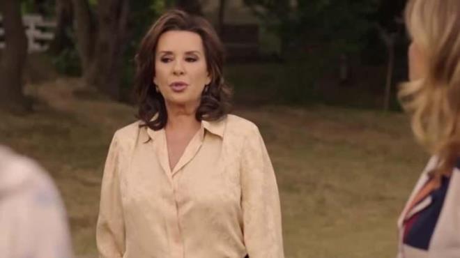 "BR LKE KARANLIA GMLD"  <br>  "Hepimiz ok etkilendik. Bir lke karanla gmld. Mesela biz sanatlara vesika verildi." diyerek bir sanat olarak da o gnlerin zorluuna deinen Sava, u ifadeleri kulland:  <br>  "Bu bir alma vesikasyd ve ok acyd. Tam bir utan. Ben o kadar yl sinemada, tiyatroda i yapmm; sen nasl oluyor da bana vesika veriyorsun?