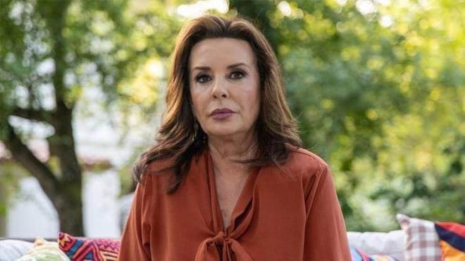 "YAANANLARIN HANGSN SAYAYIM?"  <br>  80'li yllarda gen bir kadn olan usta sanat, "80?leri yaam biri olarak o dnem sizi en ok neler zd?" sorusuna yle yant verdi:  <br>  "Bu karanlk dnem yaand, kimse de bunu inkar etmiyor, edemez de. Hepimiz o dnemi yaadk, gizli sakl bir olay deil. O dnemin anlatlmas bence ok nemli. nsanlarn sorgusuz sualsiz ieri alnmas, ikencelere maruz kalmas, analarn, babalarn evlatlarndan koparlmas, evlatlarn ailesiz brakl! kence grerek len ama intihar etti denilenler oldu? Hangisini sayaym?"