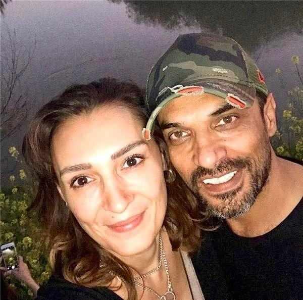 Ayn zamanda baarl oyuncu ei Ergenekon ile niversite yllarnda tanm.