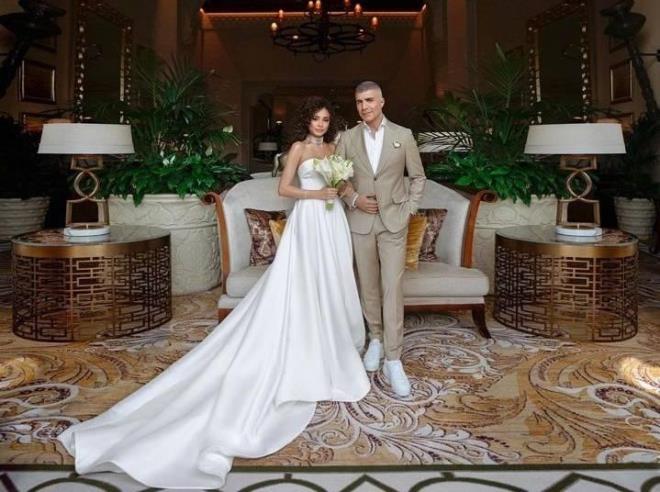 ZCAN DENZ VE SAMAR DADGAR    nl oyuncu ve arkc zcan Deniz ile ranl modac Samar Dadgar da 2023'te evlenen nller arasnda yer alyor.