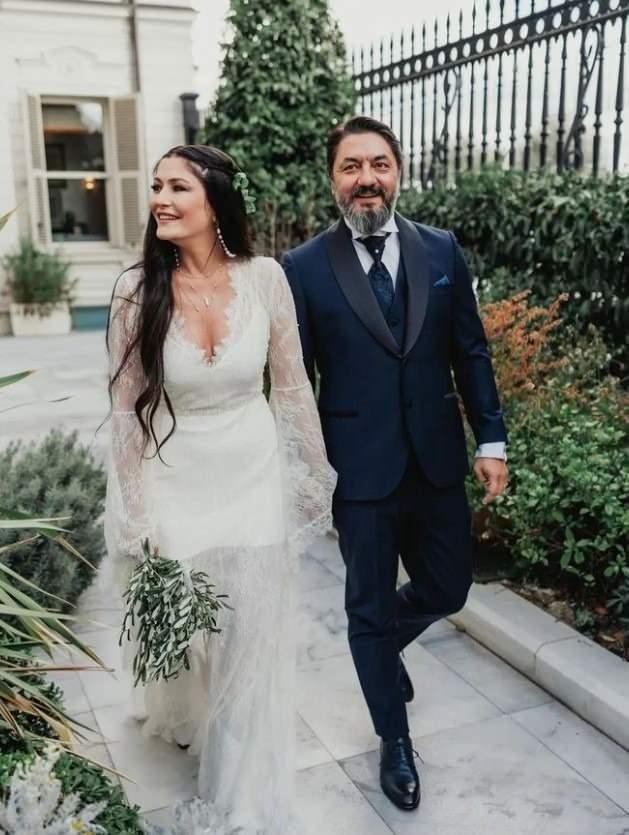 DENZ AKIR VE BLGEHAN BAYKAL    nl oyuncu Deniz akr ve ekonomist, i insan Bilgehan Baykal 2023'n eyll aynda dnyaevine girdi.