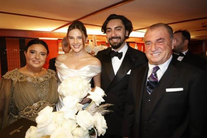 ALNA BOZ VE UMUT EVRGEN    Yaklak alt aydr sregelen aklarn evlilikle talandran nl oyuncu Alina Boz ve iletmeci Umut Evirgen, 2 Aralk'ta Emirgan'da bulunan Halas 71 adl teknede dnyaevine girdi.