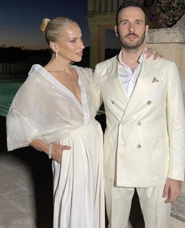 BURCU ESMERSOY VE NAZIM AKMANDL    nl televizyon sunucusu ve oyuncu Burcu Esmersoy, eyll aynda talya-Puglia'da Nazm Akmandil ile evlendi.