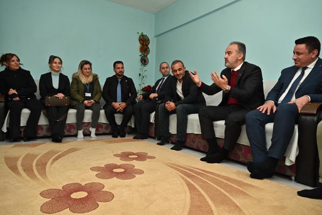 Detayl inceleme<br>  Hibe desteinden yararlanacak konutlar, Bykehir Belediyesi evre Koruma ve Kontrol Dairesi Bakanl nclnde, Sosyal Hizmetler Dairesi Bakanl, Akll ehircilik ve novasyon Dairesi Bakanl, mar ve ehircilik Dairesi Bakanl, Sosyal Yardmlama ve Dayanma Vakf ve BURSAGAZ A..?nin katlmyla belirlendi. Yaplan inceleme ve tespitlerde hava kalitesi asndan daha dk seviyede olan Ankara yolu altndaki 11 mahallenin bulunduu blge proje alan olarak belirlendi. Gelir seviyesinin dk olduu bu blgede, doalgaz hatt gemesine ramen abonelik oranlarnn da dk olduu tespit edildi. Bu 11 mahallede 3269 adet bamsz blmn halen doalgaz geiiyle ilgili sreci balatmadklar saptand. Sosyal Yardmlama Vakf, Bykehir ve Yldrm belediyelerinin sosyal hizmetler birimleri tarafndan gerekli incelemeler yaplarak, projeden faydalanabilecek haneler belirlendi. lk etapta proje alan ierisinde Yldrm ilesi elebi Mehmet ve Vakf mahallelerinde belirlenen 773 konut incelendi ve uygulamadan yararlanacak 150 hane belirlendi.