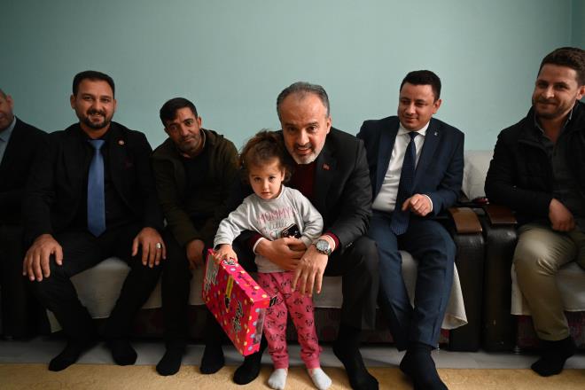 Destek srecek<br>  Yldrm ilesi elebi Mehmet Mahallesi?nde oturan Mehmet Sait zmen de bu destekten yararlanarak, doalgaza gei srecini tamamlad. Bursa Bykehir Belediye Bakan Alinur Akta da zmen ailesini evlerinde ziyaret etti. evre kirlilii ve hava kalitesi konularnn gnmzn en nemli sorunlarndan olduunu ifade eden Bakan Akta, ?Bu sorunlarn zm iin fosil yakt orannn azaltlp, yenilenebilir enerji kaynaklarnn kullanmnn artmas, lkemizin hava kalitesinin daha iyi duruma geleceine iarettir. Bu konuda da nemli almalar yaplyor. Biz de 2022-2024 yllarn kapsayan eylem planmz hazrladk. Bu plandaki balklardan biri de doalgaz kullanmnn yaygnlatrlmas. Bu konuda biz de bakanlmzn hibe programnda yaralandk. Projenin ilk etabnda salanan 10 milyonluk hibeyle 150 hanemizin ihtiyacn karladk. Yine 45 civarnda ailemizin daha 4 milyonluk yeni denekle doalgaza kavuturulmasn salam olacaz. nmzdeki yl itibariyle de bu projeye devam edip, mmkn olduu kadar ihtiya sahibi ailelerimizin hayatna dokunmak istiyoruz. Hava kirliliiyle mcadelede kat yakt yerine, doalgaz kullanm olduka nemli bir adm. Tm vatandalarmz bu konuda daha duyarl olmaya davet ediyorum. Gelecek nesillere daha yaanabilir bir Bursa brakmak iin ben herkesi duyarl olmaya davet ediyorum? diye konutu.  Daha nce evine doalgaz balatamadn belirten ev sahibi Mehmet Sait zmen de bu destek nedeniyle teekkr etti.