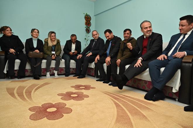 Bursa Bykehir Belediyesi?nin, evre ehircilik ve klim Deiiklii Bakanl?ndan salad hibe ile 150 haneye verdii kat yakttan doalgaza gei destei sryor. Bu uygulama ile doalgaza kavuan vatandalar evlerinde ziyaret eden Bykehir Belediye Bakan Alinur Akta, ilave denekle 45 hanenin daha bu srece dahil edileceini belirterek, Bursa?nn hava kalitesinin iyiletirilmesi adna gerekli her almay yaptklarn syledi.