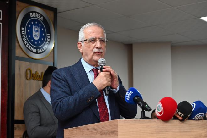 Konumalarn ardndan Bakan Alinur Akta ve protokol yeleri tarafndan kurdele kesimiyle ?Bursa Mu Kardelii Genlik ve Eitim Merkezi? hizmete ald. Bakan Akta ve beraberindekiler merkezi gezerek genlerle samimi bir ortamda sohbet etti.