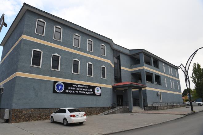 Mu Milletvekili Mehmet Emin imek, Bursa?nn gzel insanlarn Mu?ta arlamaktan byk mutluluk duyduklarn anlatt. Trkiye?nin genelinde olduu gibi Mu?ta da her alanda ok gzel hizmetlerin yapldn ifade eden imek, ?Osmanl Bakenti Bursa ile Anadolu?nun kaps Sultan Alparslan?n ehri Mu arasnda rnek bir kardelik var. Bu hizmetten dolay Bursa Bykehir Belediye Bakan Alinur Akta?a teekkr ediyorum. Bir bina ina etmekten ziyade gnl kprsn ina etmek daha nemlidir. El ele vererek bayramz daha yukarlara tayacaz. Seluklu diyarndan Osmanl ehrine selam ediyoruz? diye konutu.&#8232;