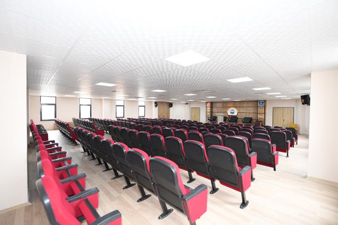 Bursa Bykehir Belediyesi, karde ehir ilikilerinin kat zerindeki protokollerde kalmadnn en gzel gstergesi olacak bir yatrm Mu?ta hayata geirdi. Mu Belediyesi ile karde ehir ilikileri kapsamnda bugne kadar blgeye altyap yatrmlar kapsamnda eitli destekler salayan Bursa Bykehir Belediyesi, imdi de Mu?a  katl bir genlik ve eitim merkezi kazandrd. Bursa-Mu Kardelii Genlik ve Eitim Merkezi adyla ina edilen tesiste, kadn ve erkek yzme havuzlar, bilgisayar odas, ktphane, konferans salonu ve nikh salonu bulunuyor. Mulu genlerin kendilerini gelitirebilecek sosyal, kltrel ve sportif her trl etkinlii yapmalarna imkan salayacak tesisin temel atma trenine, Bursa Bykehir Belediye Bakan Alinur Akta?n yan sra Mu Valisi Avni akr, Mu Milletvekili Mehmet Emin imek, Bursa Milletvekili Muhammed Mfit Aydn, Mu Belediye Bakan Feyat Asya, Yldrm Belediye Bakan Oktay Ylmaz, nceki dnem Mu Belediye Bakan Necmettin Dede, siyasi parti temsilcileri, meclis yeleri, Bursa?dan gelen iadamlar ile dernek temsilcileri ve vatandalar katld.&#8232;