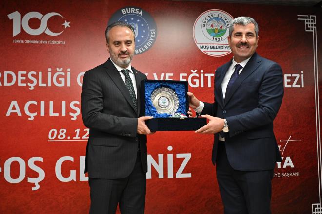 Bursa Bykehir Belediyesi tarafndan karde ehir Mu?a kazandrlan ?Bursa Mu Kardelii Genlik ve Eitim Merkezi?, dzenlenen trenle hizmete ald. Daha iyi bir gelecei yakalayabilmek iin genlerin zamann ktphanelerde geirmesi gerektiini belirten Bursa Bykehir Belediye Bakan Alinur Akta, ?Buralarda yetiecek genlerimizin yarn iyi bir yerlere geldiini grmek bizleri mutlu edecektir? dedi.&#8232;