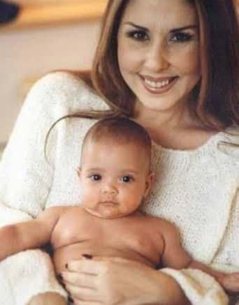 23 yl nce ocuk Esirgeme Kurumu'ndan evlat edindii kz gen kz oldu.