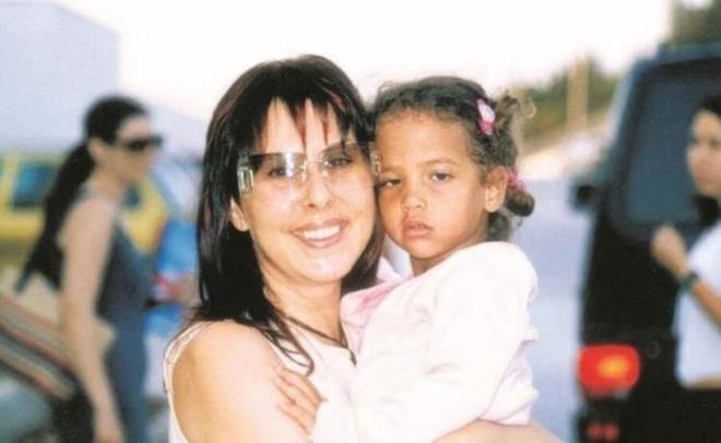 23 yanda olan Aye Nazl'nn son halini grenler aryor. 2 hafta nce 23 yana giren Aye Naz'n doum gnn Nilfer bu szlerle kutlamt. Canmn, biriciimin doum gn bugn. Hayat sana hep gzellikler getirsin canmn ii yavrum. Sen hep gl.