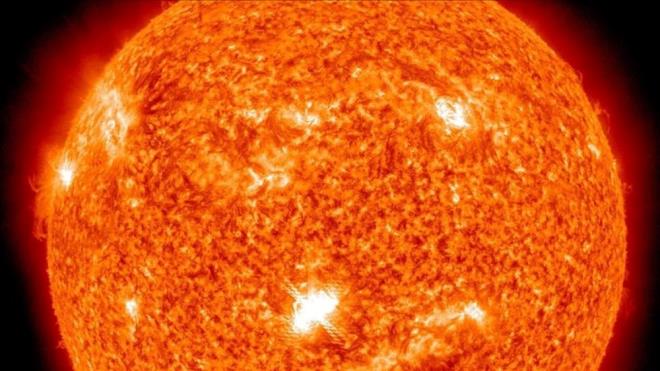 GNE FIRTINASI ETKLER    Gne frtnalar haberleme ve GPS uydularnn almalarn, kutuplara yakn blgelere sefer yapan uaklarla telsiz balantlarn olumsuz etkiliyor. Uzmanlar, iddetli bir frtnann Dnya'daki elektrik ve iletiim alarn bile kertebileceini kaydediyor.