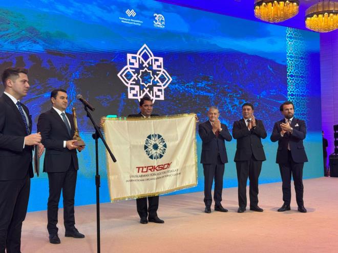 Hayrl olsun<br>  Trk dnyas adna nemli bir sorumluluk stlenin Bursa Bykehir Belediye Bakan Alinur Akta, "ncelikle ahsma ve ehrime tevdi edilen bakanlk grevi nedeniyle herkese teekkr ediyorum. 2024'n ilk yarsnda bir araya gelip, bu sreci en ii ekilde devam ettireceimizi de buradan ifade etmek istiyorum. Kltr Bakenti sorumlusu yetkili valilerimizle, bakanlarmzla, temsilcilerimizle yaplacaklar konuacaz. Kltr bakentlii sadece bir yl, bir lkede kalp, bir daha hibir organizasyonun yaplmad sreten karp, hem kltrel, hem sanatsal, hem kadim medeniyetimizin kodlarnn ilenecei ama beraberinde ekonomik ve turizm anlamnda da etkileimin olaca, ehirlemeyle alakal tecrbelerin paylalaca bir iklimi bu vesile ile oluturmaya alacaz. Dolaysyla bundan 8-10 yl nce bile kltr bakenti olmu bir ehrimizin bu aktivitelerle bunu daha fazla hissetmesini ve hissettirmesini salam olacaz.Hayrl, uurlu olmasn temenni ediyorum" dedi.