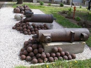 Humbara, demir veya tuntan dklm el bombasdr. Humbaraclk, Osmanl Devleti'nde 16. yzylda Mustafa ismindeki bir topu blkbasnn ilk tun humbara dkmhanesini kurmasyla ortaya kmtr. 1729'da Osmanl&#8217;ya iltic eden ve Mslman olduktan sonra Ahmed ismi verilen Kont Bonneval tarafndan gelitirilip dzenlendi. 1783'te Sadrazam Halil Hamid Paa humbaraclar iin yeni dzenlemeler getirdi ve 1792'de karlan bir nizamnameyle humbaraclarn yetkileri arttrld. Humbaraclar, Ahmed Paa'nn abalaryla ordunun en disiplinli ve dzenli snf durumuna gelmiti.