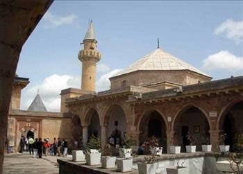 1826 ylna kadar Osmanl Ordusu savaa gitmeden nce, Yenieri ocandan bir mfreze Hacbekta'a geliyor, Dergah Avlusunda saf tutarak, Hac Bekta- Veli Evld&#8217;ndan postnii olan zatn da katlmas ile: M&#8217;miniz Kal-Beli&#8217;den beri... Hakkn Birliine eyledik ikrar... Bu yolda vermiiz seri... Nebimiz vardr Ahmed-i Muhtar... La Yezal mestaneleriz... Nur- ilahide pervaneleriz... Saylmayz parmak ile tkenmeyiz krmak ile... On iki imam Pir-i tarikat cmlesine dedik beli... ler, beler, yediler... Nur- Nebi Kerem-i Ali, Pirimiz stadmz Hnkar Hac Bekta- Veli... Demine devranna H diyelim H! diye glbang ekiyorlar (dua ediyorlar) ve Pir'den himmet istiyorlard.