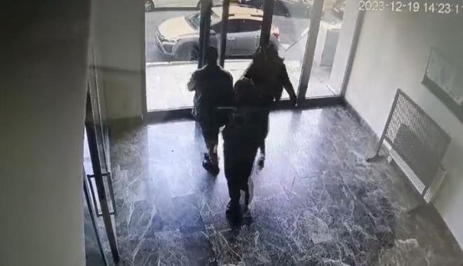 Grntlerde, phelinin hzla binadan karken elinde tabanca olduu grlyor. pheli, binadan ktktan sonra tabancay beline sokuyor.