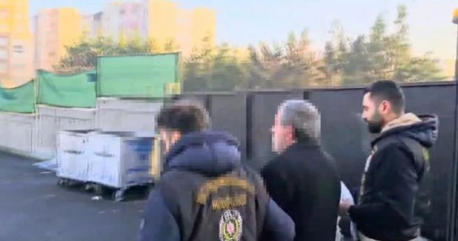 Polis ekipleri, olay yerindeki kirac Bar Can Akay? gzaltna ald. Olayn ardndan kaan pheli Levent Kalayc ise gece saatlerinde yakalanarak gzaltna alnd. pheli Levent Kalayc, polis merkezindeki ilemlerinin ardndan bugn adliyeye sevk edilirken kirac Bar Can Akay, serbest brakld.