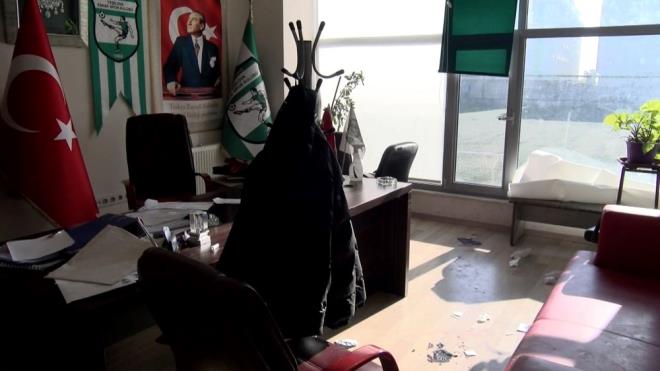 Ofise girmelerinden birka dakika sonra taraflar arasnda tartma kt. kan tartmada, Levent Kalayc, kulp bakan Ahmet Ula?a silahla 9 el ate ettikten sonra kat.  Silah seslerini duyan kulp alanlar, polis ve salk ekiplerine haber verdi. Bacana isabet eden 4 kurun ile yaralanan Ahmet Ula, olay yerinde yaplan ilk mdahalenin ardndan ambulans ile hastaneye kaldrld.