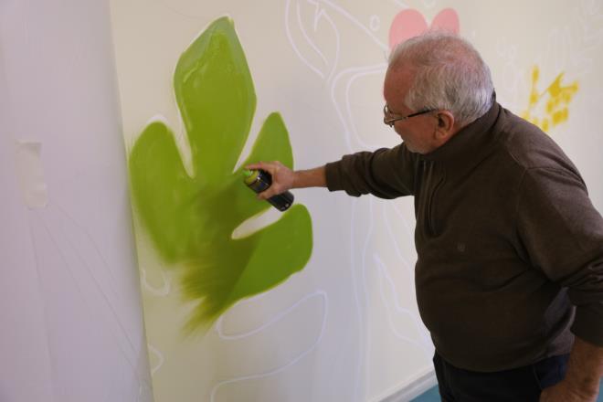 . Bykehir Belediyesi Kent Estetii ube Mdrl ressamlar, huzurevi binas iindeki ortak kullanm alanlarnn duvarlarn bir tuval gibi kullanp, izimler yaparken, izimleri renklendirme iini ise huzurevi sakinleri stlendi.