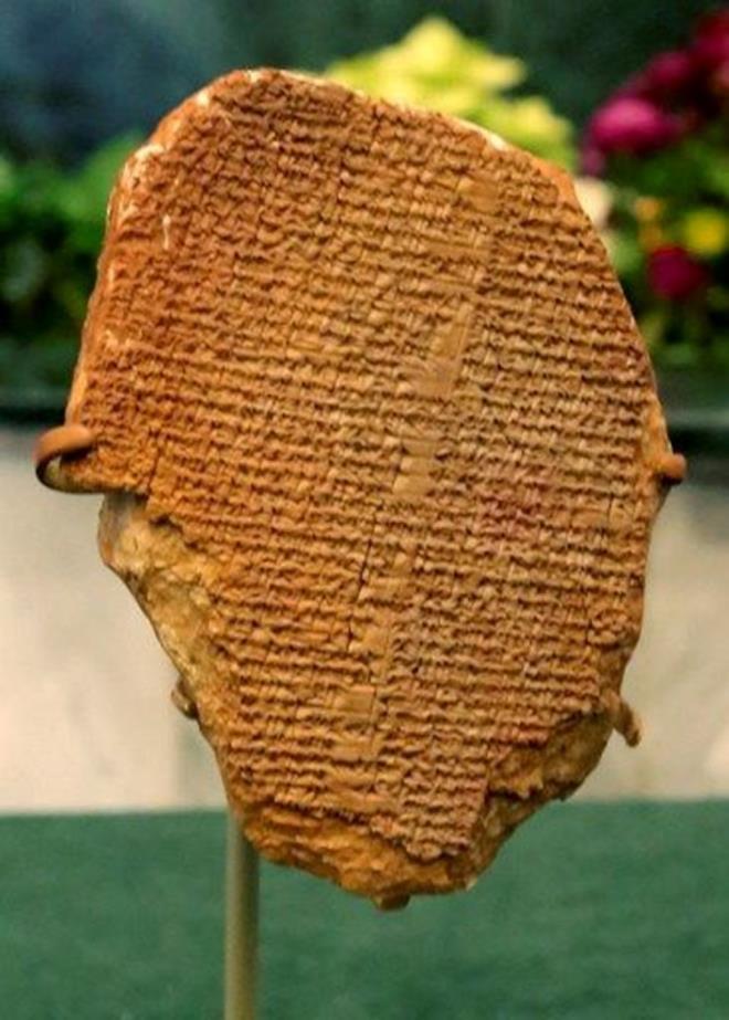 BLNMEYEN BR DL ZMEK    Bilinmeyen dillerin dnyadaki en nl rnekleri arasnda, ''Linear A'' dilinde yazlm talar ve tabletler var.    Bu dil, Kral Minos'un liderliindeki bir Tun a krall olan Minos Uygarlnn kulland ana yaz olarak kabul ediliyor.    Linear A dilindeki bin 400 tabletin tarihi M.. 1800'e kadar uzanyor ve birok abaya ramen asla zlemedi. Blgedeki tabletlerde bulunan ve daha yeni bir yaz olan Linear B, 1953'te krld.    MIT ve Google'n AI laboratuvar Deepmind'dan aratrmaclar, Linear B'deki metinleri otomatik olarak evirmek iin yapay zekay kullandlar. Bu ilk kez yapld ve yapay zekann bir gn Linear A'daki metinleri zebileceine dair umutlar ateledi.    MIT ve Deepmind'dan bir ekip, farkl diller arasndaki ilikileri kefederek kayp dilleri zebilecek yeni bir sistem zerinde alyor.