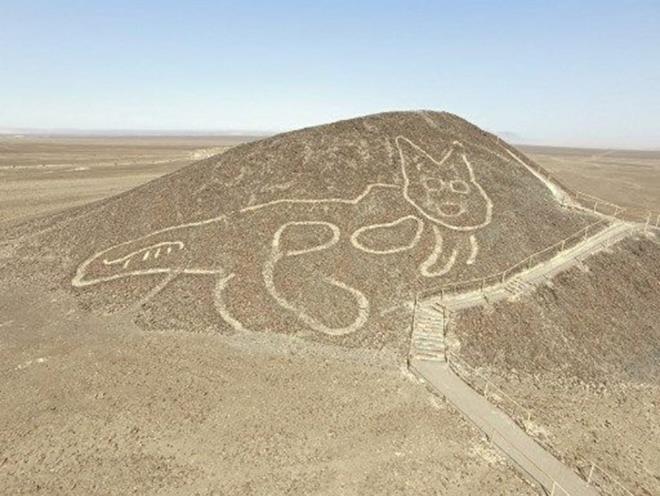 NAZCA ZGLERNN GZEM     Hayvanlar ve biri ''astronot'' olarak tanmlanan insans varlklar gsteren Nazca izgileri, 1972 ylnda kefedildi. Ancak kimse bu izgilerin ne anlama geldiini zemedi.    Komplo teorisyenleri, alan kaplayan izgilerin uzayllar tarafndan yaratlm olabileceini iddia ediyor.