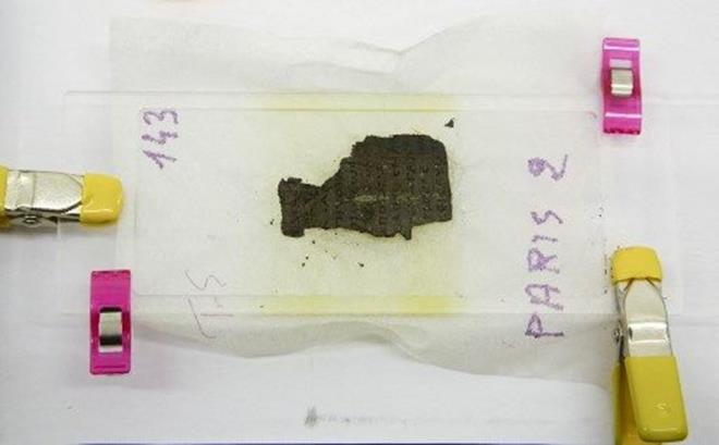 DEFRE EDLEN LK KELME: MOR    Kentucky niversitesi'nden Profesr Brent Seales'in nclk ettii ve Silikon Vadisi yatrmclarnn sunduu nakit dl ieren aratrma, parmenlerin ifresini zmek iin yapay zeka modellerini kullanyor.    Bilgisayar bilimi rencileri, parmenler zerindeki yazy okumak iin bilgisayar tomografisi denilen bir eit x-ray tarama tekniine bavurdu.    Herculaneum Parmenleri, klasik alardan gnmze ulaan tek ktphane rnei. Aratrmaclar parmenlerde antik Yunan ile Romal airlerin ve yazarlarn eserlerinin olabilecei ynnde umutlu.    Bir bilgisayar bilimi rencisi, Vesuvius Challenge'da 40 bin dolar kazanarak bir parmendeki ilk kelime olan ''mor'' kelimesini deifre etti. nsanln tarihi bir kitaba ilk bak olan bu kelime; soyluluk, zenginlik ve hatta alayclk gibi armlara sahip.