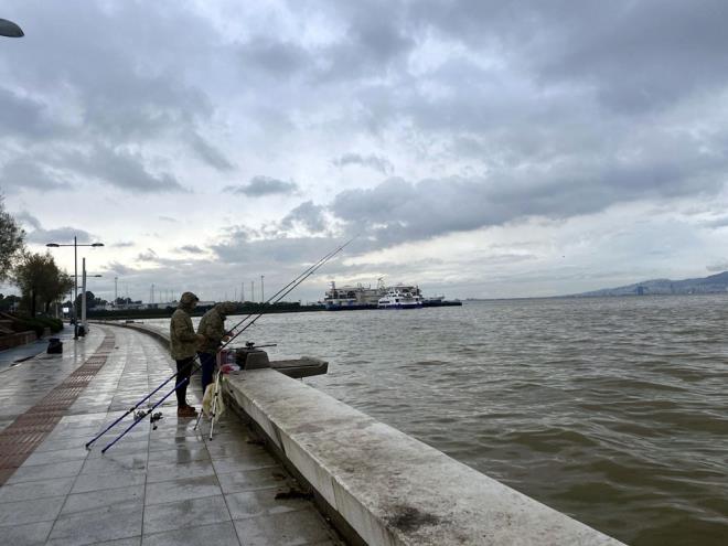le saatlerine kadar aralklarla devam eden saanan ardndan zmir Krfezi, amur rengine brnd.