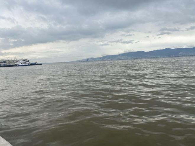 Meteoroloji Genel Mdrl'nn sar kodla uyard zmir'de saat 03.00 itibaryla iddetli saanak ve frtna etkili oldu.