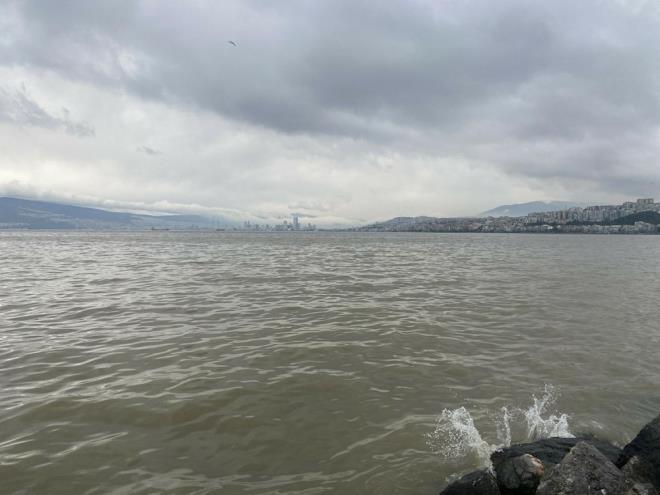 Yamur sonras derelerden akan amurlu su, zmir Krfezi'nin rengini deitirdi.