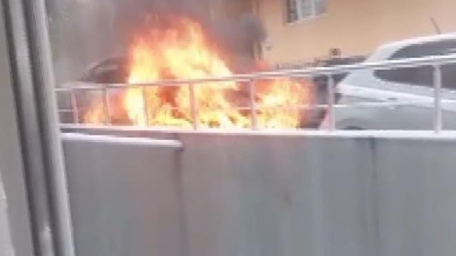 ddiaya gre; Muhammet elik aracn park ederek evine gitti. Bir sre sonra park halindeki otomobilin motor ksm yanmaya balad.