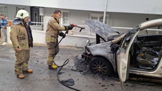 Alevlerin bymesi zerine olay yerine itfaiye ve polis ekipleri sevk edildi. Olay yerine gelen itfaiye ekipleri alev alev yanan arac sndrmek iin alma balatt.