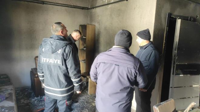 Dn le saatlerinde, ehitler Mahallesi Ahmet Arslan Bulvar mr Sokak'taki 5 katl apartmann 3'nc katndaki dairenin mutfanda patlama oldu.