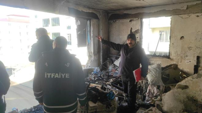 Polis bina evresinde gvenlik nlemi alrken; evre, ehircilik ve klim Deiiklii l Mdrl ekipleri de hasar tespit almas balatt.  Binada yaayan ou kiinin memuriyet nedeniyle mesaide olduu saatlerde patlamann gereklemesinin, olas faciay nledii renildi.    Kars Belediyesi tfaiye Mdrl, 14 dairede hasar olutuunu tespit etti.