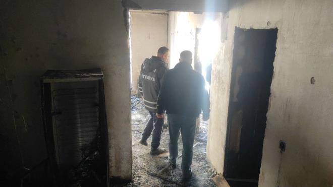 Polis ekipleri, gvenlik gerekesiyle binay boaltt. Salk grevlilerinin ilk mdahalesinin ardndan Halil Karabay, Kafkas niversitesi Salk Aratrma ve Uygulama Merkezi'ne, dier yarallar ise Harakani Devlet Hastanesi'ne kaldrld.