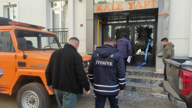 ERZURUM'A SEVK EDLD    Vcudunda nc derece yank bulunan Halil Karabay, sevk edildii Erzurum ehir Hastanesi Anestezi Servisi Youn Bakm nitesi'nde tedaviye alnd. Dier yarallar ise hastanedeki mdahalelerin ardndan taburcu edildi.