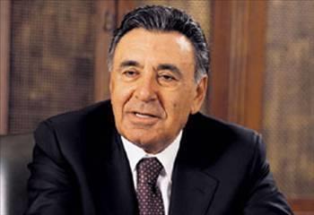 <p><b>Aydn Doan</b></p>   Lise renimini Erzincan'da tamamlamtr. niversite eitimine daha sonra Marmara niversitesi olan stanbul Yksek ktisat ve Ticaret Mektebi'ni bitirdi.