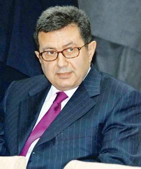 <p><b>Mehmet Emin Karamehmet</b></p>  Robert College sonras ngiltere'de bulunan Dover College'ni bitirdi.