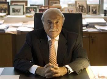 <p><b>Hsn zyein </b></p>    Liseyi Robert Kolej'inde tamamlad. Oregon Eyalet niversitesi naat Blm'n bitirdi.