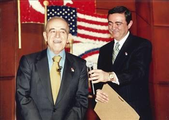 <p><b>Sakp Sabanc</b></p>   lkokulu Adana smet nn lkretim Okulu'nda okuyan Sakp Sabanc, lise renimini yarda brakarak Akbank'ta stajyer memur olarak almaya balad.