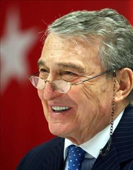 <p><b>Rahmi Ko</b></p>  lkretim eitimini Ankara?da tamamladktan sonra stanbul'da Robert Kolej'e balad. Buradan mezun olduktan sonra yksek renim grmek iin Amerika'ya giden Rahmi Ko, Johns Hopkins University B.A. Endstriyel Sevk ve dare Blm'nde okudu.